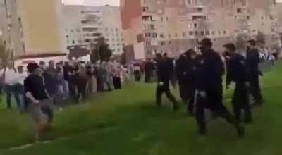 Belarus Citizens Have Had Enough And Turn The Tides On Security Forces Brutalizing A Man