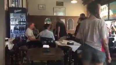 Larreta escrachado...y al final le tiran un aguante Milei jajaja...