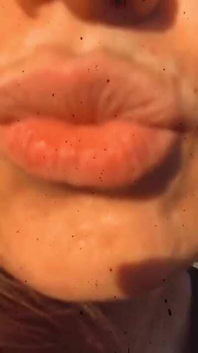 A kiss from me to you 🖤