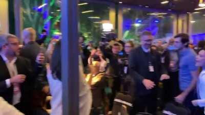 Quase saiu pancadaria agora no lounge da Band. O bolsonarista Ricardo Salles e o lulista André Janones se exaltaram e precisaram ser separados pela segurança. Confusão começou quando Lula citou queda no desmatamento em seu governo e Salles contestou aos g