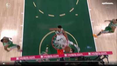 [Highlight] Giannis spins on the drive to create space and dunks it