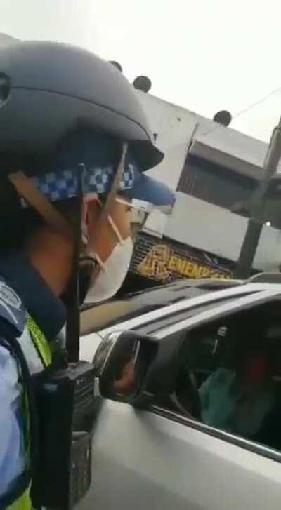 Man Loses It on 2 Female Police Officers after they give him a ticket for illegally parking on Guayaquil, Ecuador