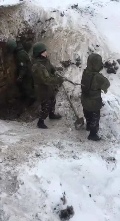 2 Russian soldiers during winter possibly 2025 (Possibly in training, although unknown to me)  i know only very limited russian so i cant translate (Russian POV)