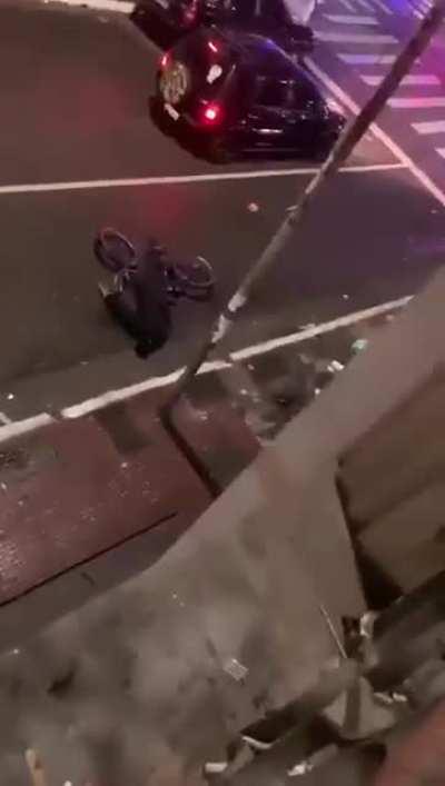 Ladrão passa de bicicleta, rouba celular e skatista mau humorado bate com o skate na cabeça dele