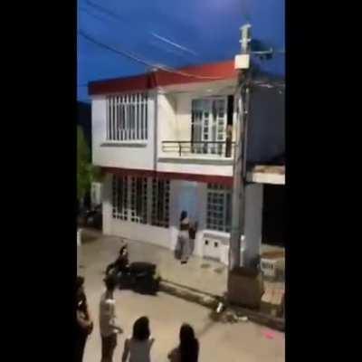 Una escapada a lo MGS. Muy random el clip la verdad. Por lo menos no es un puto tik tok.