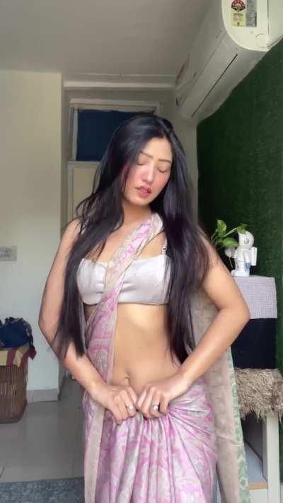 Her IG : _tanishka_chauhan_