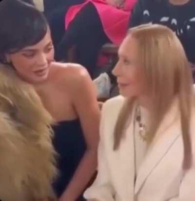 Kylie suffering with doja looks 🤣