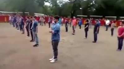 A teacher shows that a bull in a square full of people does not attack anyone if it is not threatened