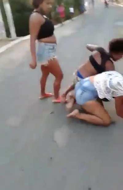Fight in favela, tits out
