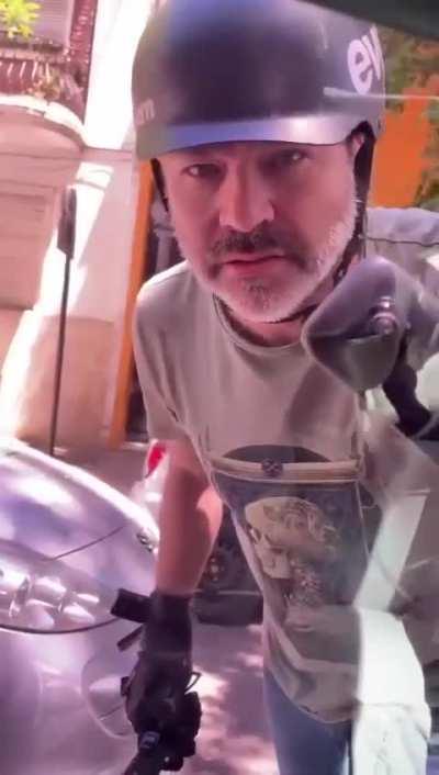 Bravucón longboardista circulaba por el medio de la calle, discutió con una chica y le golpeó el auto