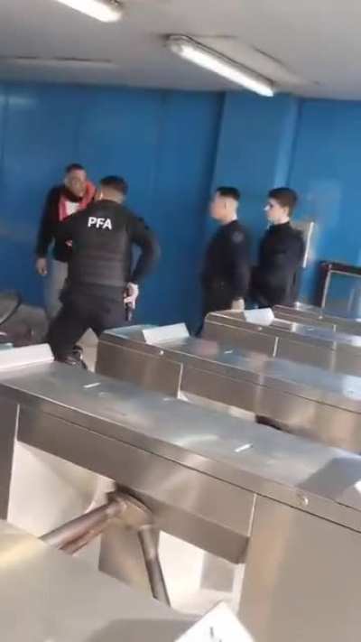 🚨 BATALLA CAMPAL EN EL SARMIENTO
- Merlo