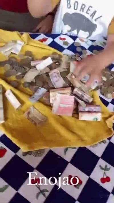 Este pibe venia ahorrando en alcancía hace años, y se enojo porque solo le alcanza para 12 paquetes de figuritas.