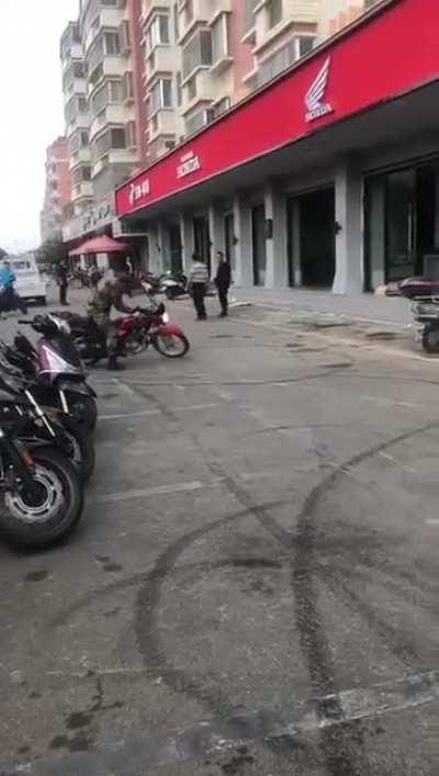 Uncle Wang tried to sell me his used motorcycle