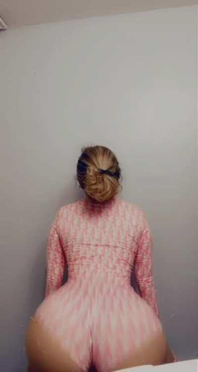 Snow bunny twerk 🐰