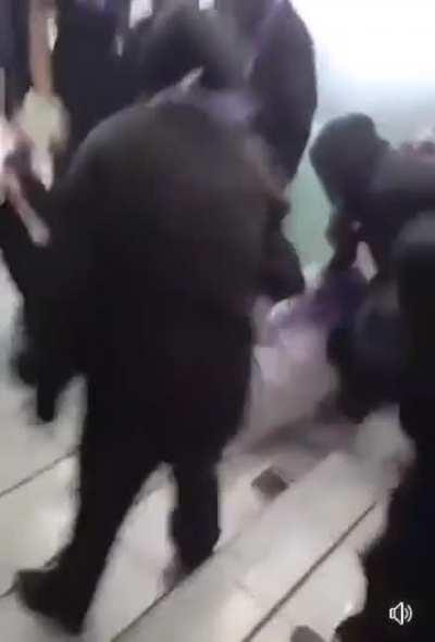 Alumnas feministas (entre 15 y 20) golpean a su profesor de la tercera edad señalado por acoso sexual en el IPN hasta mandarlo a urgencias esta mañana