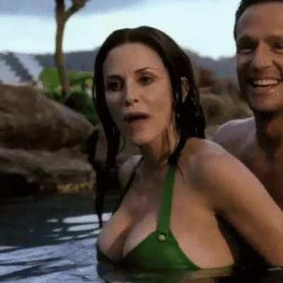 Courteney Cox‘s big milf tits are amazing