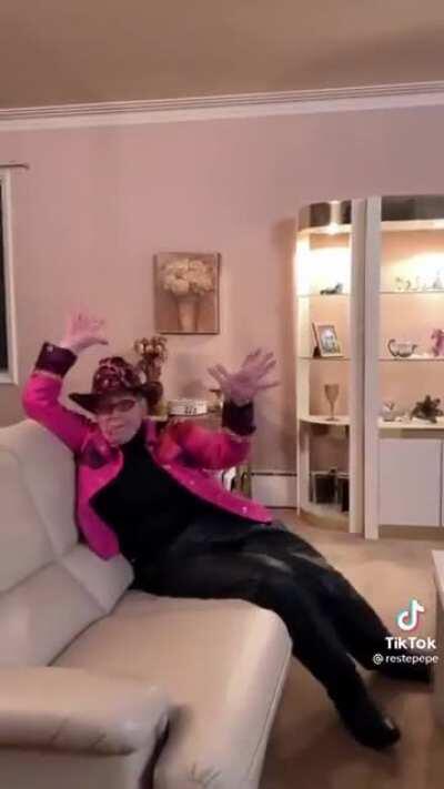 If there’s an Oscar for best short video editing, this granny should win it.