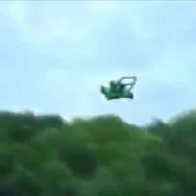 Imagens de um caça aboniginem escapando do karar