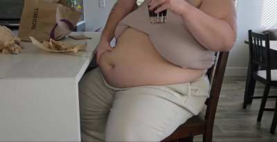 Grab a handful of me while I stuff myself 💕