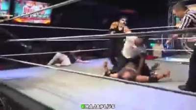 BLACK mma enthusiast sees red against boxing world champion😳😳😳