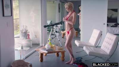 Jeje. Si lo piensas, un body es la prenda exactamente opuesta a un overal. Mientras que un bikini, lejos de ser lencería para usar en la público, es básicamente autocensura para técnicamente no andar desnuda. Lo mejor de ser un cambiaformas es que, litera