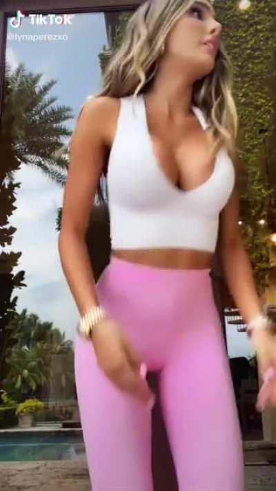 Lyna Perez (@lynaperezxo)