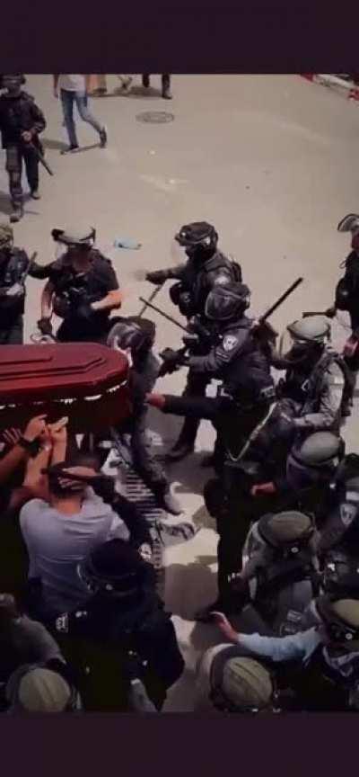 The closest video of the #Israeli police suppressing the funeral procession of Shireen Abu Aqleh as the coffin was leaving the French hospital towards the cemetery