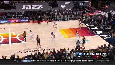 [Highlight] The Jazz get an offensive rebound and Mitchell hits a 3 at the buzzer