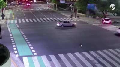 Un ciclista cruz&oacute; con el sem&aacute;foro en rojo y lo atropellaron (Corrientes y Madero, CABA)