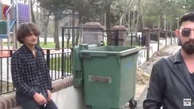 Üniversiteden dönen ben saçımı uzatıp küpe takmışımdır. Babam;