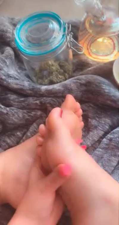 About to have a little smoke sesh.. 😈 who wants in?