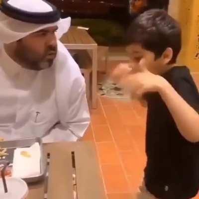 Yıl 2075 TC vatandaşları Arap efendilerini eğlendiriyor