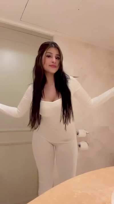 I want to grab her ass and slap her ass and kiss her 🍑👋🏻🤤💦