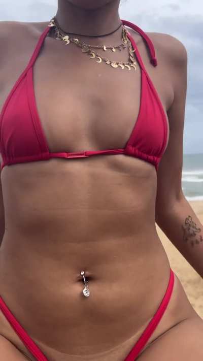 Sensual tat on the beach @garotahoficial