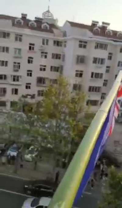 有人听了懂吗？他说什么？求翻译