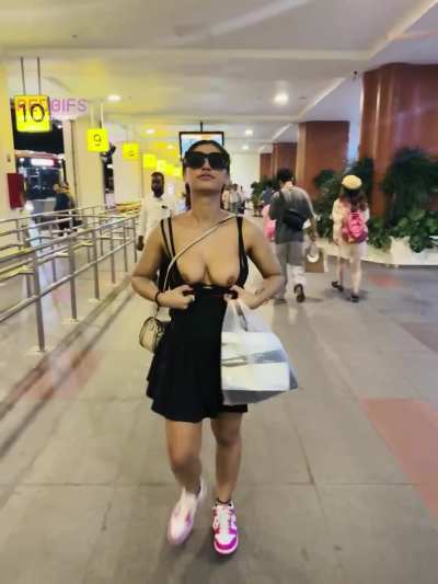 Tits out in Singapore! Subscribe to my free OnlyFans 🦋for more Dares like these. Snap sexting sessions at $2/min 💕 ❤️