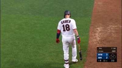 [Highlight] Luis Arraez is sent to pinch hit for an injured player with an 0-2 count, facing Edwin Diaz