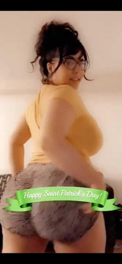 She need more ass content