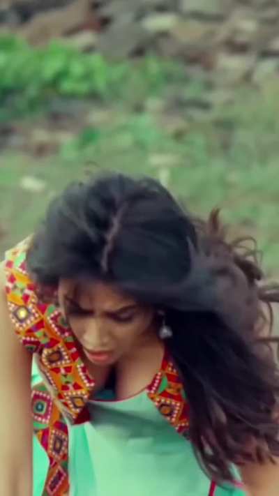 Kriti Kharbanda cleavage show