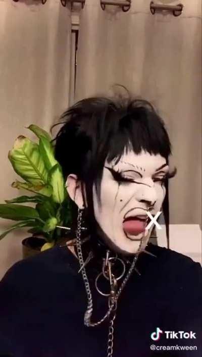 Such a hottie 😳😳