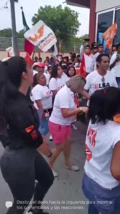 moviendo su culote de alegría porque pensaba que iba a ganar y recibir un sueldazo
