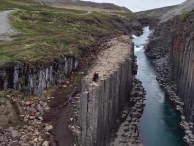 Almost made a new friend at Stuðlagil canyon 🇮🇸