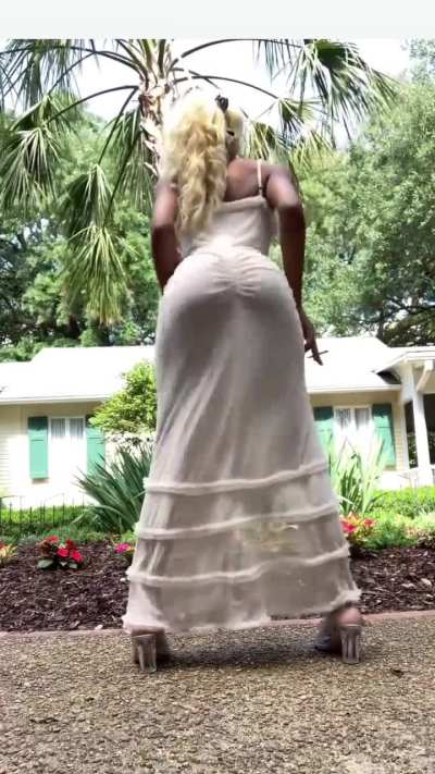 Sundress season is indeed here 🍑🤤