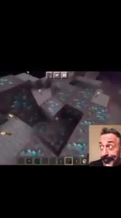 Cem Yılmaz skibidi tuvalet aldı.