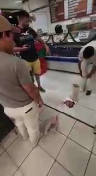 Empleados infragantis robando carne en las botas