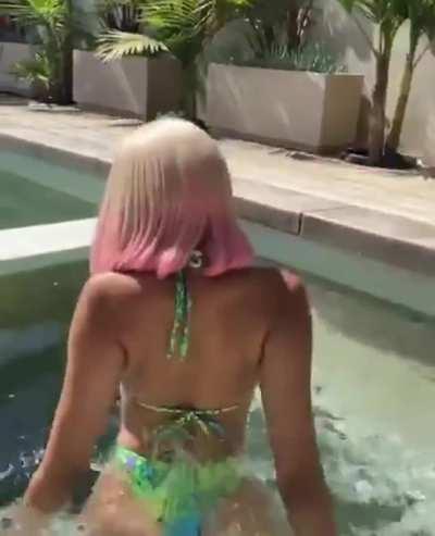 Walking w/ Edwina 🥴