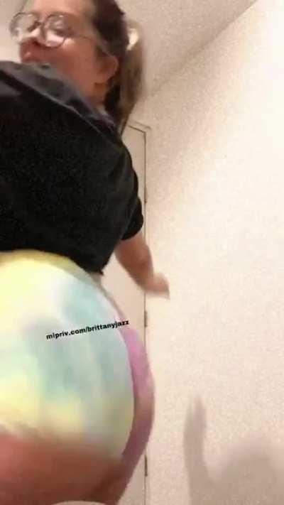 Doña Brittany moviendo la carne jajajaja