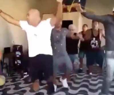 Ninguém percebeu mas a ligação do Sampaoli era para organizar a festa da vitória.