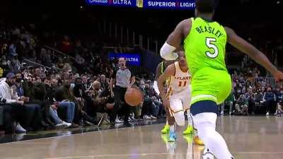 [Highlight] Trae Young beats the trap with a nutmeg and hits the dagger late in the 4th