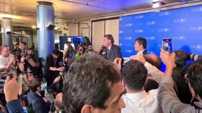 Bolsonaro rebate jornalista de PORTUGAL durante coletiva de imprensa após o debate: 